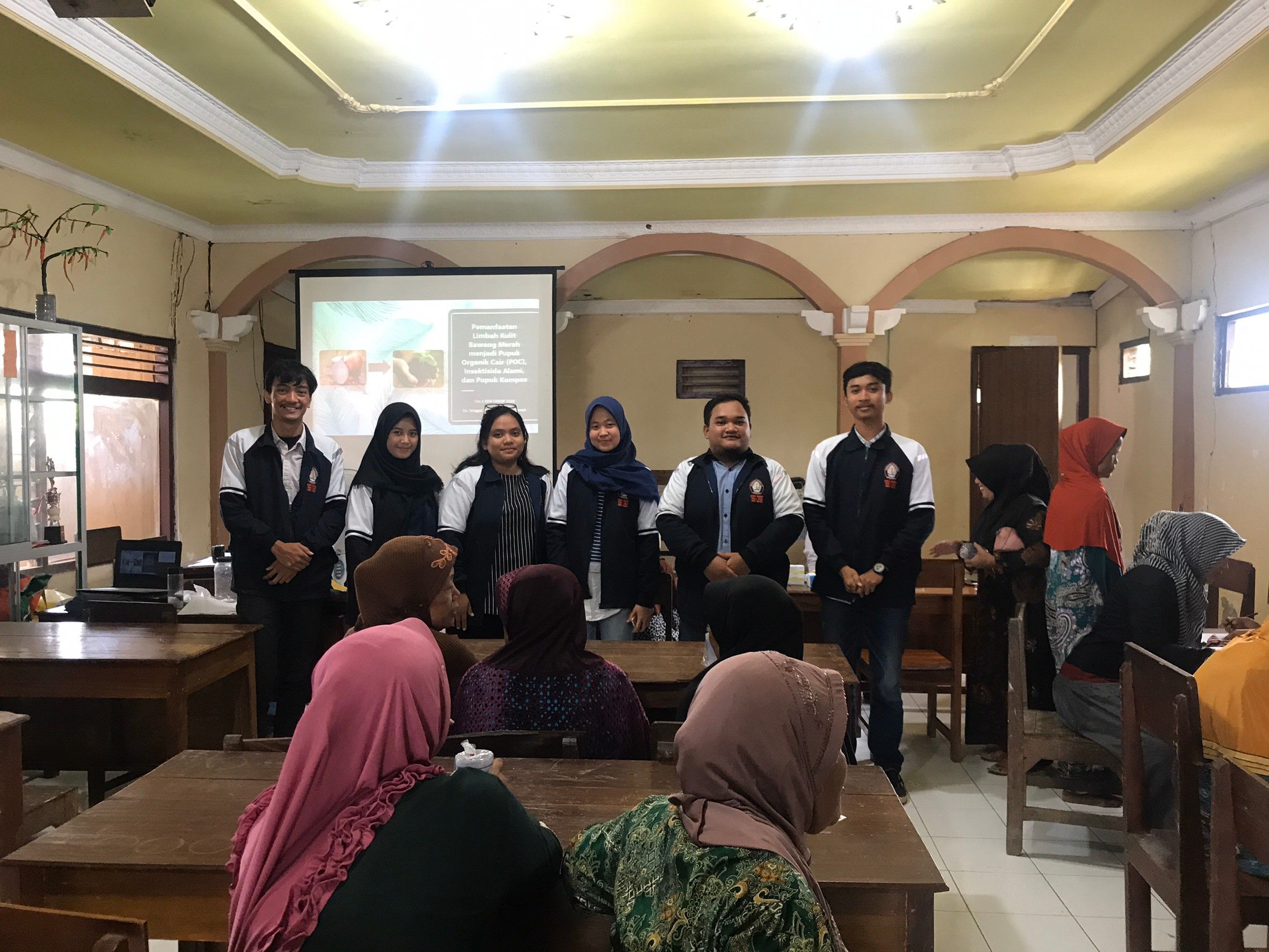 TIM 1 KKN Undip 2020 Manfaatkan Limbah Kulit Bawang Merah Menjadi Pupuk ...