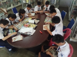 Siswa Sekolah ke permukaan di luar sekolah, membaca buku berbeda di Perpus Umum Bangka (dokpri) 