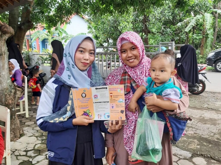 Alma Nofia, mahasiswa KKN Undip melakukan sosialisasi di Posyandu Kedungsugih Pagerbarang Tegal. (Dok. Pribadi).