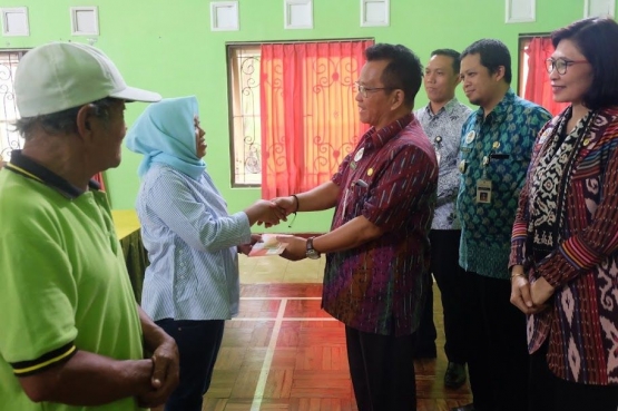 Penyerahan Kartu Keluarga Sejahtera secara simbolis oleh Sekretaris Daerah Kota Magelang Drs. Joko Budiyono, MM kepada KPM PKH.