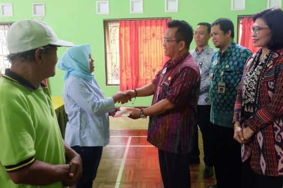 Penyerahan Kartu Keluarga Sejahtera secara simbolis oleh Sekretaris Daerah Kota Magelang  Drs. Joko Budiyono, MM kepada  KPM PKH.