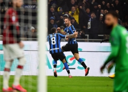 Selebrasi dari Stevan de Vrij setelah melesakkan gol ketiga bagi Inter Milan ke gawang AC Milan dalam Derby Della Madonnina. Skor akhir 4-2 untuk kemenangan tuan rumah. (Foto; inter.it)