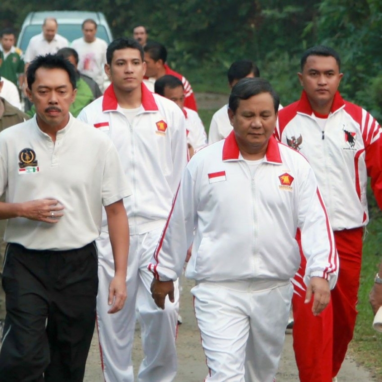 Prabowo dan kader Gerindra jalan sehat di Ciriung, Cibinong Bogor