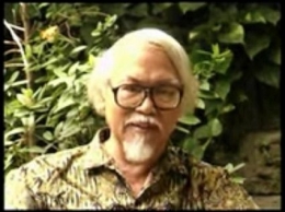 Y.B. Mangunwijaya di sebuah wawancara (YouTube.com: Romo Mangun dan pendidikan kaum miskin)