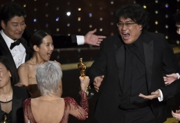 Reaksi Bong Joon Ho saat menerima penghargaan Oscar 2020 dari Jane Fonda. Filmnya berjudul 
