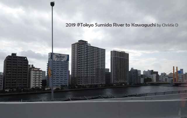 Mr. Sugiyama dengan istrinya, aku dan Michelle di belakang. Dari Funabashi Hoten, melewati Metropolitas Tokyo, lewat Sumida River Tokyo. Dokumentasi pribadi