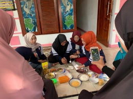 Mahasiswa KKN Undip 2020 di Kedungsugih Pagerbarang Tegal mengadakan pelatihan pembuatan Nugget Lele. (Dokumen pribadi).