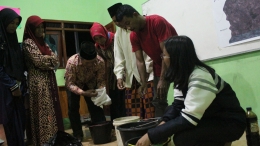 Mahasiswa KKN Memperagakan Pembuatan Pupuk Kompos dari Limbah Jerami Padi | Dokpri