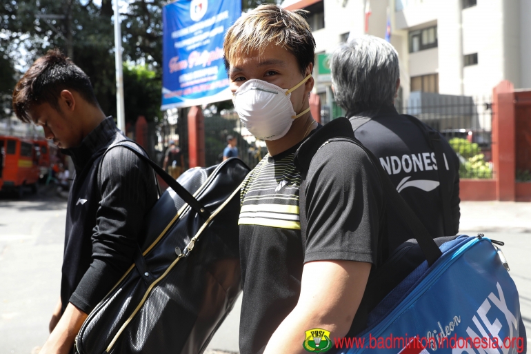 Pemain ganda putra Indonesia, Marcus Gideon tampak mengenakan masker ketika tiba di Filipina. Tim putra dan tim putri Indonesia akan tampil di Kejuaraan Badminton Asia Team Championship 2020 di tengah kepanikan dunia akibat virus Corona/Foto: badmintonindonesia.org