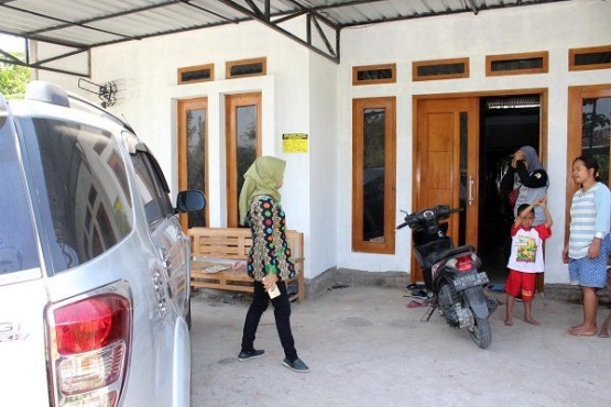 Sumber: OKenews.comRumah Bagus dan punya mobil ada stiker Keluarga Miskin. Lokasi, Sragen, Solo Jawa Tengah | Harianjogja.com