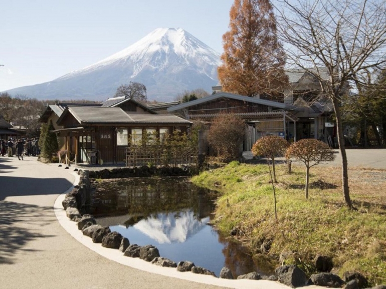 japaninfo.com | Memang ya, kolam ini bisa merefleksikan Gunung Fuji, dari bayang-bayang air dipermukaan. Cantik!