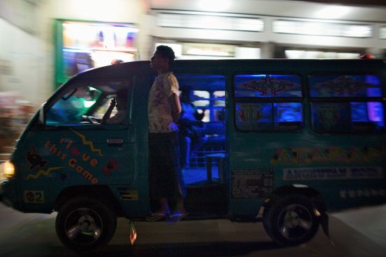 Salah satu angkot Kota Kupang yang dilengkapi dengan lampu yang berwarna-warni | Carlo Blog