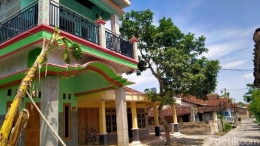 Rumah Ngejreng Berlantai Dua dengan Stiker Keluarga Miskin. Lokasi, Klaten Jawa Tengah | Dok. Detik.com