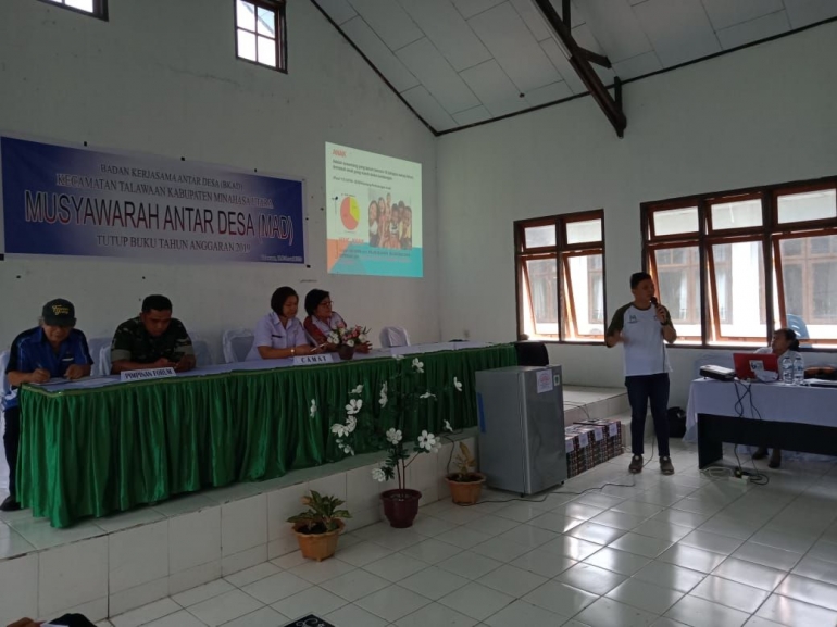 Louis Karamoy mensosiaisasikan program penguatan kelembagaan forum anak di aula kecamatan Talawaan, Minut bersama ibu Myske Koloay(sumber:louiskaramoy)