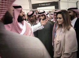 Carla DiBello dalam sebuah kesempatan bersama Pangeran Mohammed bin Salman (doc. thesun.co.uk/ed.Wahyuni)