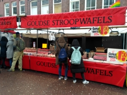 Salah satu stall yang menjual Homemade Stroopwaffels di Albertcuypmarket Amsterdam, Photo by Hallora