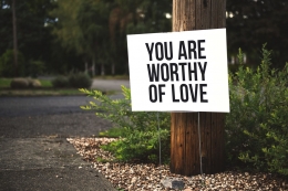 Jatuh cintalah pada diri sendiri seutuhnya, karena kita istimewa (unsplash.com/Tim Mossholder)