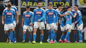 Para pemain Napoli merayakan gol semata wayang yang membuat mereka unggul agregat sementara 0-1 di semifinal leg 1 (13/2). Sumber gambar: Goal.com. 