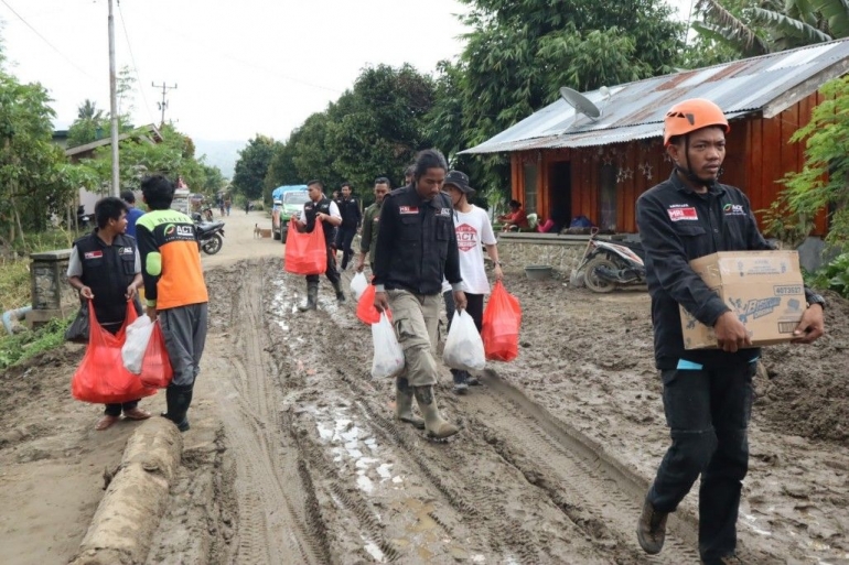 Tim sedang mengantarkan bantuan ke pengungsian-pengungsian warga terdampak. (ACTNews/Chandra) 