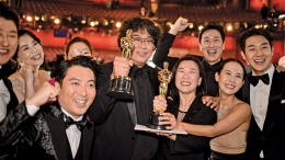 Sutradara Boon Joon Ho (tengah) dikelilingi para pemeran film 'Parasite' dalam momen penganugerahan Oscar (doc. variety.com)