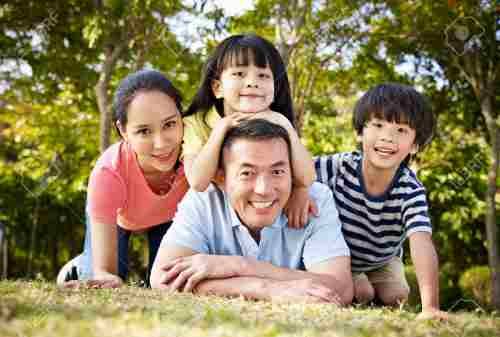 Piknik keluarga mampu mencairkan suasana di dalam keluarga dan memberikan kedekatan terhadap masing-masing angota keluarga. dok. finansial.com.