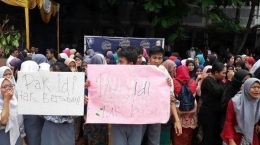 Sejumlah siswa SMA Negeri 12 Kota Bekasi menangis histeris usai guru pelaku pemukulan terancam dipindah, Kamis, (13/2/2020). tribunnews.com