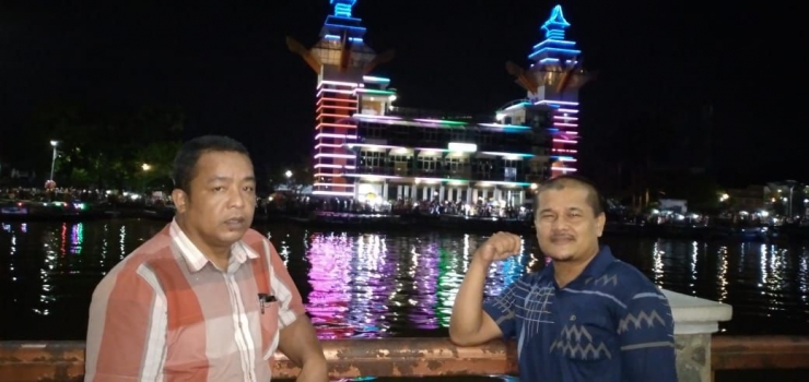 Ketua PWI Pariaman Damanhuri dan Ikhlas Bakri membelakangi Menara Pandang, Banjarmasin, Kalimantan Selatan. Foto dok Idham Fadhil