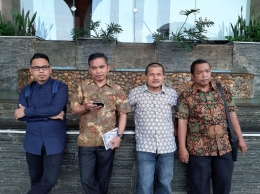 Tiga wartawan Piaman foto besama dengan Kasid Kominfo Padang Pariaman Zahirman usai minta SPPD. Foto dok Suindra