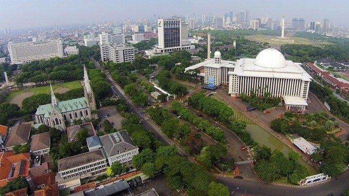Lanskap Gereja Katedral, Masjid Istiqlal, dan Monumen Nasional, Jakarta Pusat, Senin (28/7/2014).(KOMPAS IMAGES/KRISTIANTO PURNOMO-RODERICK ADRIAN MOZES)