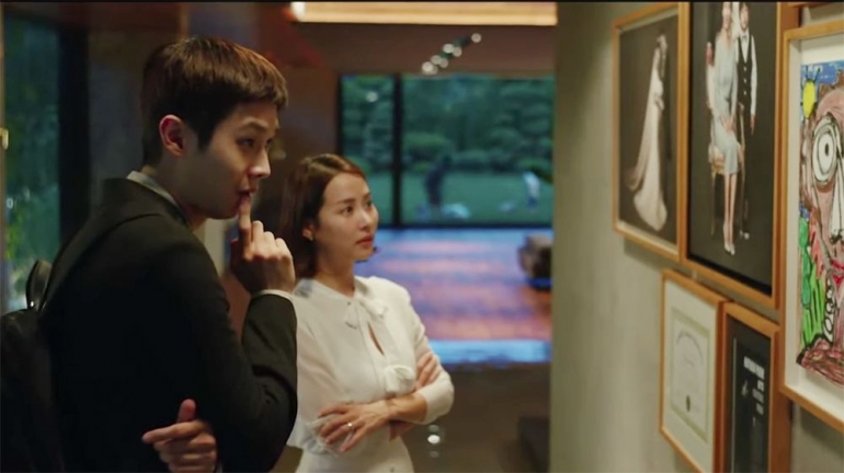 Ki-woo dan Yeon-gyo sedang memandangi gambar Da-song. Sumber: variety.com