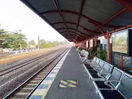 Suasana peron Stasiun Maguwo Yogyakarta yang tampak sepi. Stasiun ini juga memiliki jadwal kereta yang cukup padat karena berdekatan dengan Bandara Adi Sucipto (Dokumen Pribadi)