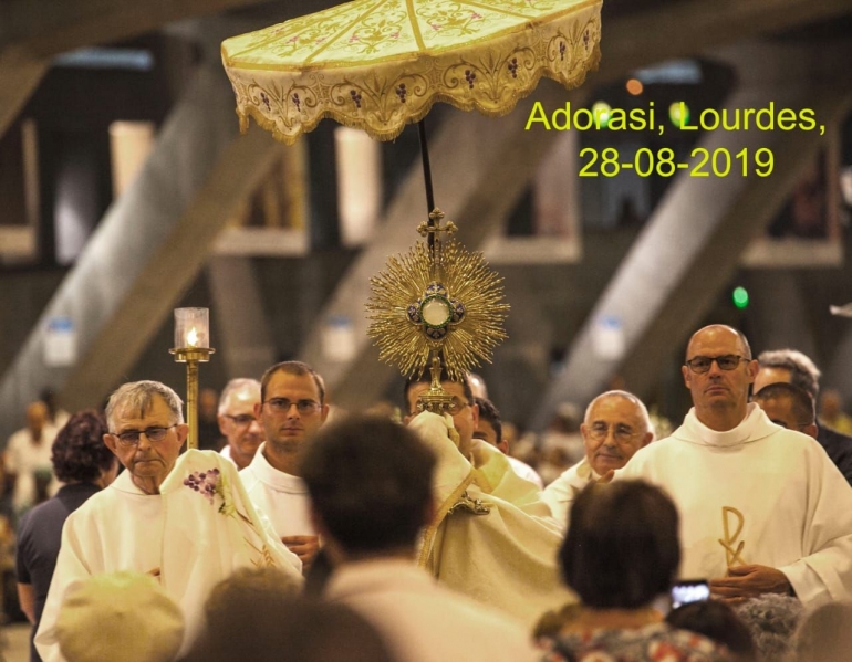 Suasana prosesi adorasi Sakramen Mahakudus di Lourdes (foto: dr. Christ Rumantir)