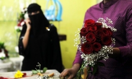 Ilustrasi wanita Saudi membeli bunga | foto : Rancah.com