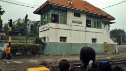 Banyak anak dan orang tua menunggu kereta yang sedang dilangsir di dekat Stasiun Surabaya Kota. Stasiun ini menjadi stasiun terminus kereta lokal di wilayah Daerah Operasi VIII Surabaya (Dokumen Pribadi)