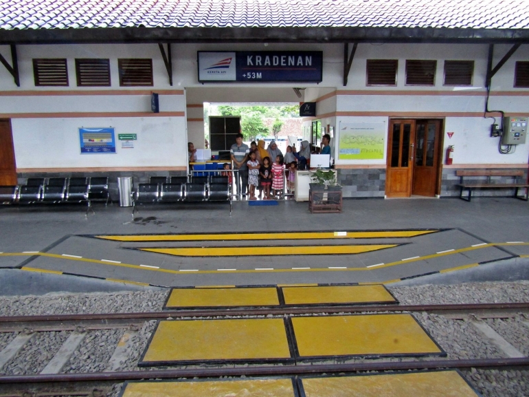 Beberapa anak dan orang tuanya menunggu kereta batas pengantar penumpang di Stasiun Kradenan, Grobogan (Dokumen Pribadi)