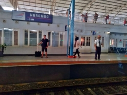 Suasana Stasiun Ngrombo yang ramai oleh penumpang dan para penjemput (Dokumen Pribadi)