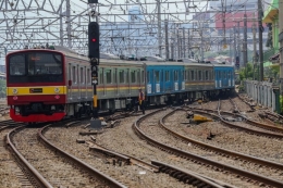 Kereta rel listrik (KRL) meniggalkan Stasiun Jakarta Kota di Jakarta Barat, Kamis (7/9/2017). (KOMPAS.com/GARRY ANDREW LOTULUNG)