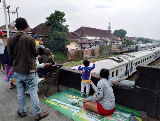 Beberapa anak tampak gembira saat sebuah kereta melewati bawah Jembatan Klojen Kota Malang (Dokumentasi pribadi)