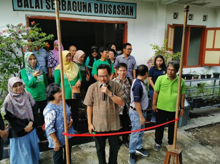 Pengguntingan pita tanda pembukaan Expo KKN oleh Wakil Walikota Yogyakarta