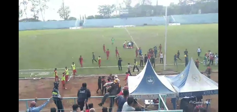 Ketika Supporter Tuan Rumah (Jatim) Liga Naisonal Soeratin Cup U17 memanjat tribun untuk melakukan tindakan Barbar | Dokpri