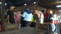 Suasana antrian pengunjung di Warung Kopi Klotok--dokpri