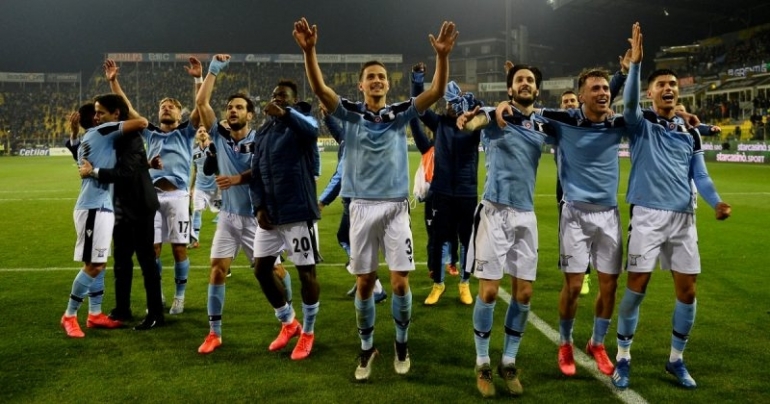 Selebrasi para pemain Lazio setelah menang atas Roma (Foto: Reuters/Massimo Pinca)