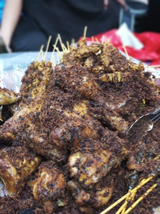 Deskripsi : tekstur daging Ayam Goreng Surendeng begitu lembut dan terasa gurih I Sumber Foto: Dokumentasi pribadi