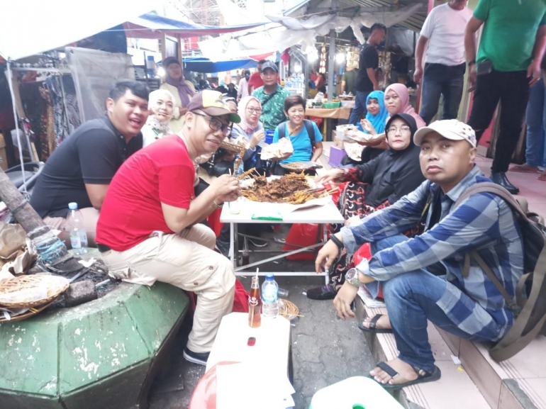 Deskripsi : Berada diemperan bukan berarti tidak lezat, Ayam Goreng Serundeng Pasar Baroe Maknyus I Sumber Foto: Dokumentasi pribadi