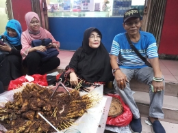 Deskripsi : Penjual Ayam Goreng Serundeng Pasar Baroe merupakan dua sejoli dimana sang suami bernama Pranata sedangkan sang istri bernama Kusnia I Sumber Foto : dokpri