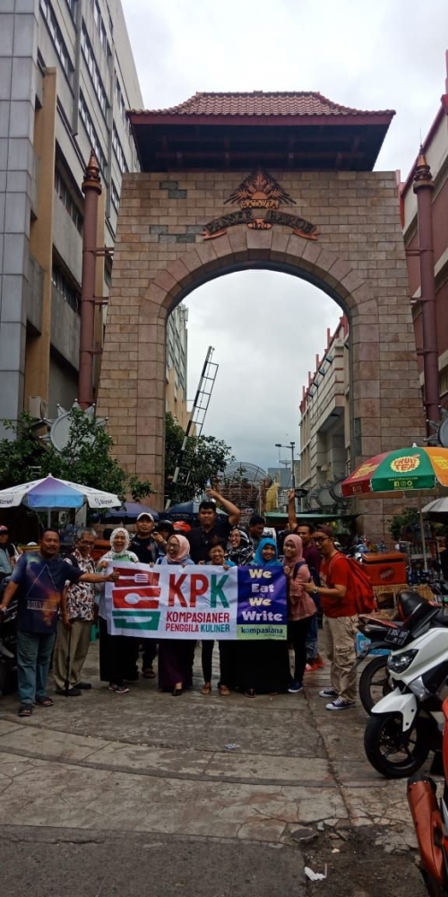 Deskripsi : Makan itu enaknya sambil ngumpul I Sumber Foto: Dokumentasi pribadi