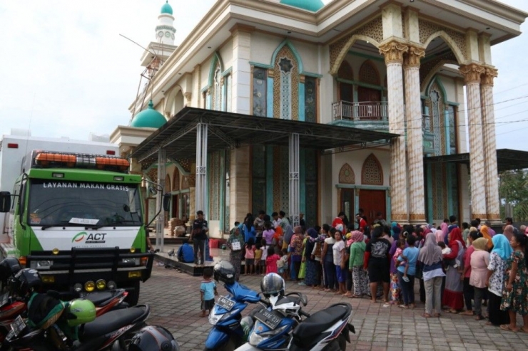 aksi cepat tanggapRatusan warga menunggu distribusi makanan olahan Humanity Food Truck di Masjid Abdul Muin, Desa Tanjung Burung. (ACTNews/Reza Mardhani) 