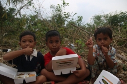 Anak-anak pengungsi dari Kampung Seupang, Sajira, Lebak menikmati hidangan dari Humanity Food Truck. (ACTNews/Eko Ramdani)