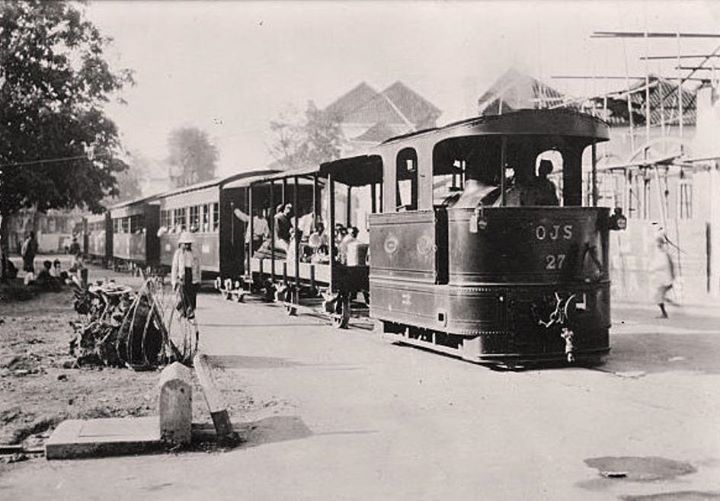 Trem Uap OJS yang menyusuri jalanan Surabaya 1930 (KITLV Leiden)