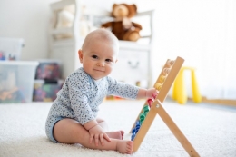 Ilustrasi bayi bermain (Shutterstock) via Kompas.com